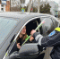 Дорожные полицейские останавливали машины и дарили женщинам тюльпаны в Геническе - Херсонка.ру