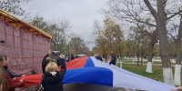 В Геническе в День народного единства развернули 100-метровый триколор - Херсонское агентство новостей