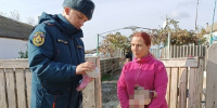 Сотрудники МЧС России вручили многодетным семьям пожарные извещатели - МЧС России