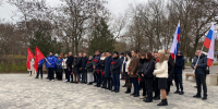 Активисты возложили цветы к братской могиле в парке Шевченко в Геническе - Херсонское агентство новостей