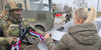 Военная комендатура Херсонской области ко Дню Конституции раздала ленточки в виде триколора - Херсонское агентство новостей