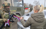 Военная комендатура Херсонской области ко Дню Конституции раздала ленточки в виде триколора