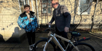 Сенатор от Херсонской области подарил мальчику из Геническа велосипед - Херсонское агентство новостей