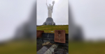 Недостойны, сами сняли. В Киеве срезали звезды городов-героев у монумента Родина-мать
