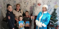 Полицейские в костюмах сказочных персонажей поздравили с праздниками детей Чаплынки - Херсонское агентство новостей