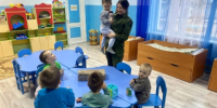 Офицеры следственного управления СК России по Херсонской области поздравили воспитанников детского сада с новогодними праздниками - Следственный комитет