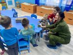 Офицеры следственного управления СК России по Херсонской области поздравили воспитанников детского сада с новогодними праздниками