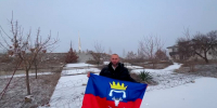 Глава Каховского МО исполнил Гимн России с флагом в руках в годовщину начала СВО - Херсонское агентство новостей