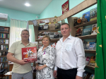 Партия передала библиотеке Геническа уникальное издание