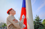 В Луганске торжественно подняли триколор в честь Дня России
