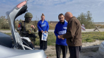 Волонтеры провели на блокпостах в Херсонской области акцию в честь Дня автомобилиста