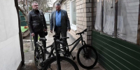 Братья из Скадовска получили новые велосипеды в рамках акции «Елка желаний» - Херсонское агентство новостей