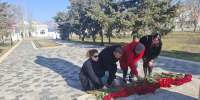 В День защитника Отечества партийцы почтили память павших героев у мемориала "Скорбящая мать" - Справедливая Россия