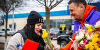 На улицах Геническа женщин с 8 Марта поздравили волонтеры штаба #МыВместе - Губернатор Херсонской области