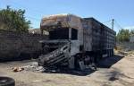 Украинские БПЛА атаковали автобазу в Херсонской области, полностью сгорели два зерновоза